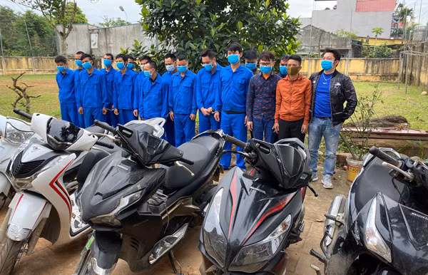 Các đối tượng và tang vật vụ đánh bạc vừa bị Công an huyện Triệu Sơn bắt giữ.