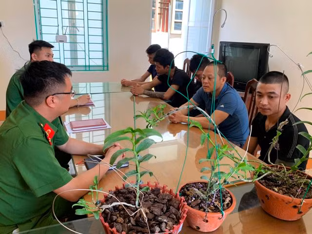 5 đối tượng cùng tang vật lừa đảo chiếm đoạt tài sản 166 triệu đồng tại cơ quan Công an.