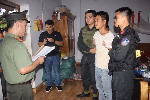 Lực lượng An ninh điều tra Công an tỉnh Hòa Bình đọc lệnh bắt, khám xét đối tượng Trịnh Bá Tư.