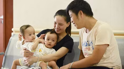 Hai bé trong vòng tay yêu thương của cha mẹ trước khi được mổ.