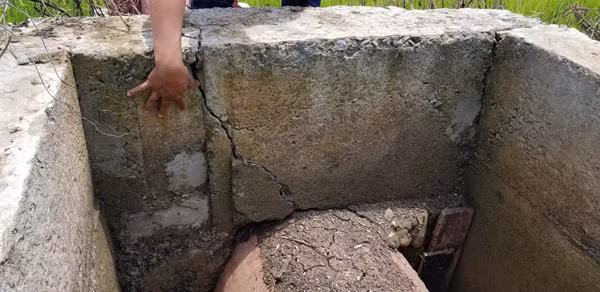 Phần cửa vào và cửa ra của một số cầu máng bị nứt nẻ, chưa được khắc phục. Phần cửa vào và cửa ra của một số cầu máng bị nứt nẻ, chưa được khắc phục.
