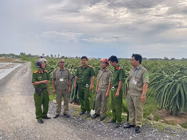 Công an thị trấn Tân Trụ tuần tra đảm bảo ANTT trên các tuyến đường nông thôn. Công an thị trấn Tân Trụ tuần tra đảm bảo ANTT trên các tuyến đường nông thôn.