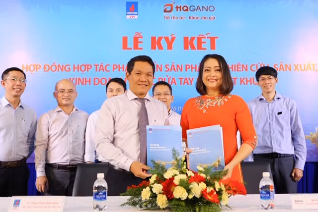 Phó Viện trưởng VPI Phan Minh Quốc Bình và Giám đốc HQGANO Huỳnh Tiến Hạnh đại diện 2 đơn vị ký kết Hợp đồng hợp tác phát triển sản phẩm VPI-GEL.