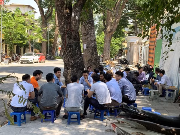 Tụ tập đông người tại quán trà đá vỉa hè trên phố Nguyễn Du trưa 27/4.
