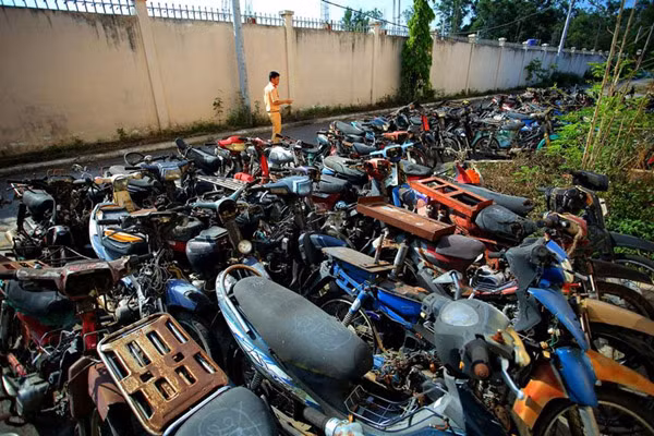 Bãi xe tạm giữ phương tiện vi phạm bị quá tải. Bãi xe tạm giữ phương tiện vi phạm bị quá tải.