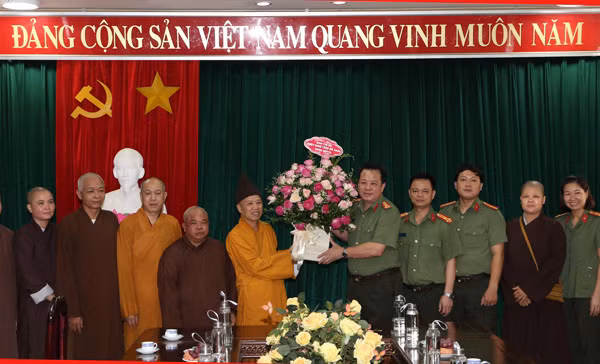 Thượng tọa Thích Thanh Quyết - Trưởng Ban trị sự Phật giáo tỉnh Hà Nam, Phó chủ tịch Hội đồng trị sự Trung ương Giáo hội Phật giáo Việt Nam và các tăng ni trên địa bàn tỉnh tặng hoa chúc mừng Công an Hà Nam.