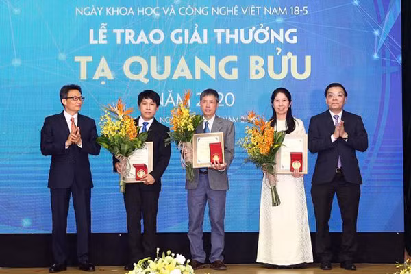 PGS.TS. Vương Thị Ngọc Lan nhận giải thưởng Tạ Quang Bửu 2020.
