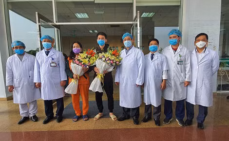 Các y, bác sĩ Bệnh viện nhiệt đới trung ương chúc mừng bệnh nhân nhiễm Covid khỏi bệnh, ra viện. Các y, bác sĩ Bệnh viện nhiệt đới trung ương chúc mừng bệnh nhân nhiễm Covid khỏi bệnh, ra viện.