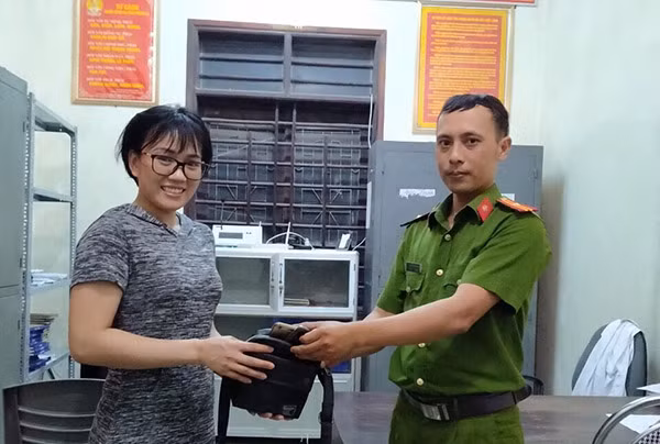 Thiếu tá Nguyễn Mạnh Hùng trao trả tài sản cho chị Trần Thị Thuần. Thiếu tá Nguyễn Mạnh Hùng trao trả tài sản cho chị Trần Thị Thuần.