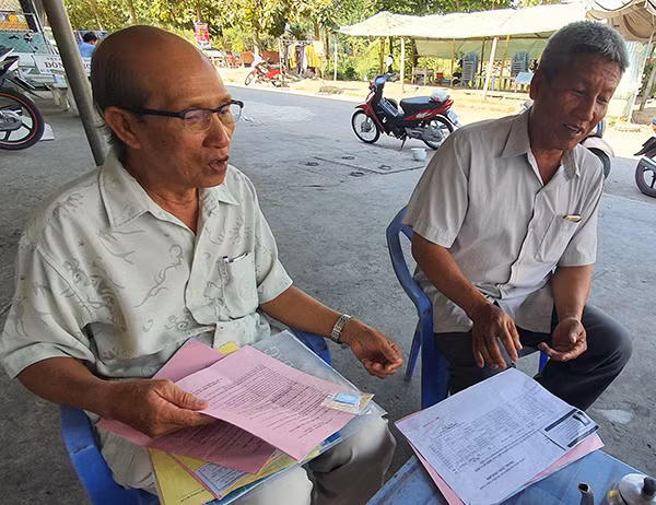 Ông Đỗ Văn Quản (bên trái) làm hồ sơ đăng ký hiến tạng. Ông Đỗ Văn Quản (bên trái) làm hồ sơ đăng ký hiến tạng.