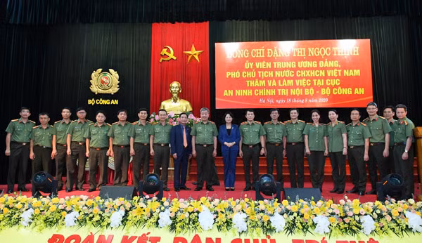 Phó Chủ tịch nước Đặng Thị Ngọc Thịnh chụp ảnh lưu niệm với các đại biểu. Phó Chủ tịch nước Đặng Thị Ngọc Thịnh chụp ảnh lưu niệm với các đại biểu.