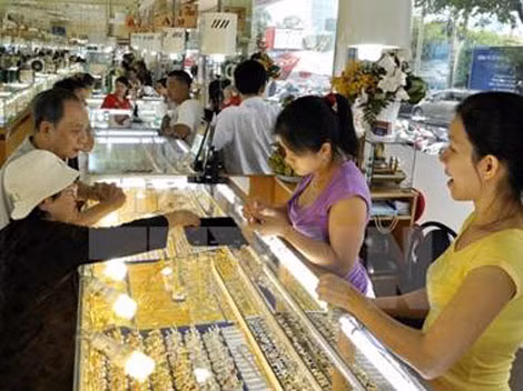 Các nhà đầu tư không nên dồn tất cả vốn liếng vào vàng mà nên chia các khoản đầu tư của mình vào nhiều giỏ. Các nhà đầu tư không nên dồn tất cả vốn liếng vào vàng mà nên chia các khoản đầu tư của mình vào nhiều giỏ.