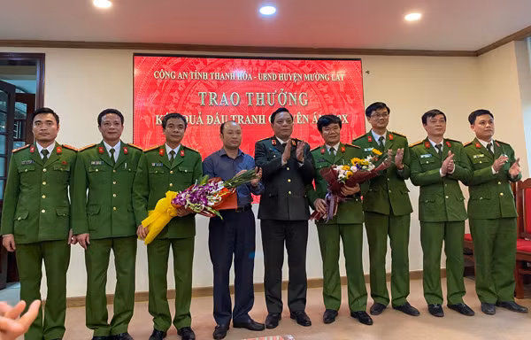 Thiếu tướng Nguyễn Hải Trung, Giám đốc Công an tỉnh và đồng chí Cao Văn Cường, Chủ tịch UBND huyện Mường Lát trao thưởng cho Phòng Cảnh sát Hình sự.