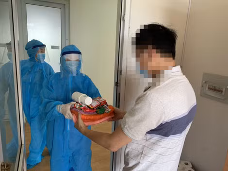 Người cách ly tập trung nhận đồ từ người nhà gửi vào. Người cách ly tập trung nhận đồ từ người nhà gửi vào.