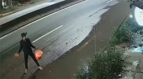 Những kẻ trộm cá bị phát hiện, quay lại ném đá hư hỏng tài sản chủ nhà. Ảnh camera ghi lại.