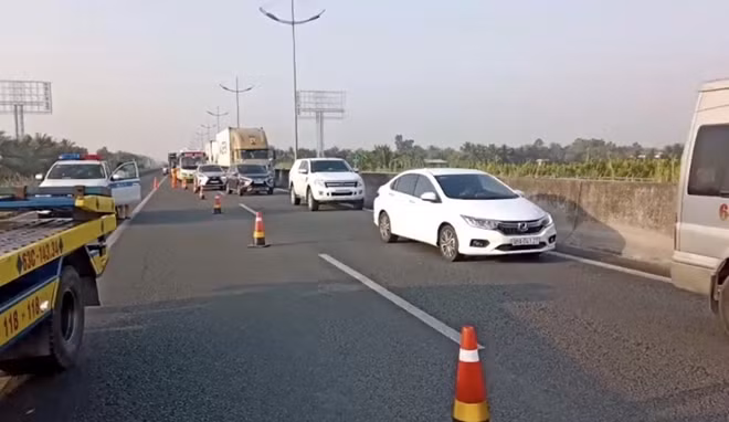 Nhiều phương tiện qua nơi này bị ùn ứ, di chuyển chậm kéo dài trên đường.