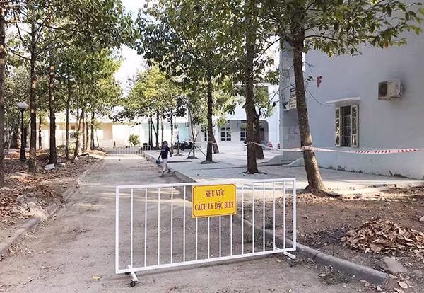 Khu cách ly đặc biệt Bệnh viện Đa khoa Bạc Liêu, nơi người bán hàng rong vào bán hàng cho bệnh nhân COVID-19.
