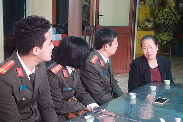 Cán bộ, chiến sĩ Cục truyền thông CAND chia buồn với mẹ liệt sĩ Phạm Huy Thịnh.