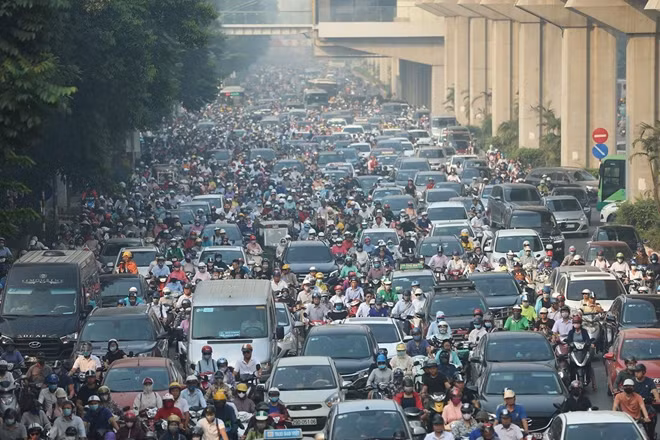 Cảnh ùn tắc trên đường phố Hà Nội sau những ngày hết giãn cách vì dịch COVID-19.