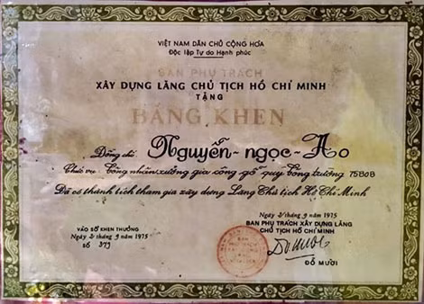 Bằng khen trao cho người cha Nguyễn Ngọc Ao. Bằng khen trao cho người cha Nguyễn Ngọc Ao.