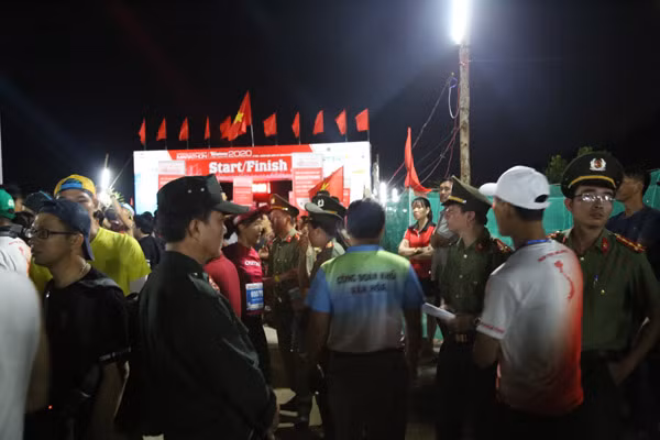 Lực lượng an ninh Công an tỉnh làm nhiệm vụ thời điểm rạng sáng chuẩn bị thi đấu.