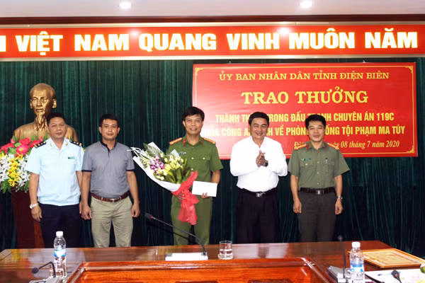 Đồng chí Lê Văn Quý - Phó Chủ tịch UBND tỉnh Điện Biên khen thưởng các lực lượng tham gia phá án. Đồng chí Lê Văn Quý - Phó Chủ tịch UBND tỉnh Điện Biên khen thưởng các lực lượng tham gia phá án.