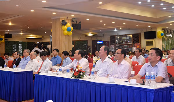 Đại biểu tham dự buổi lễ.