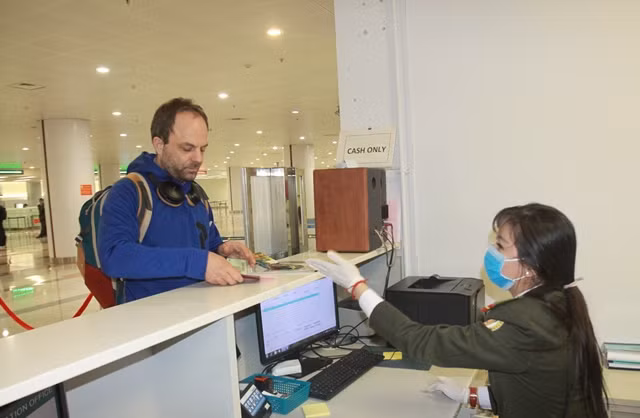 Cán bộ trực tiếp làm tiếp nhận và trả thị thực cho khách tại Cảng với nguy cơ nguồn lây nhiễm cao.