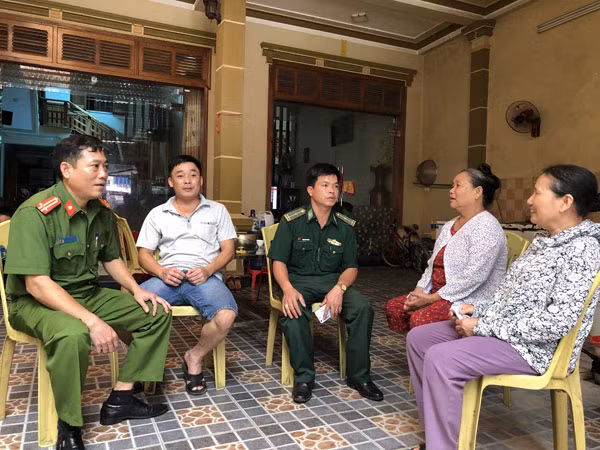 Công an xã Ngư Lộc thường xuyên phối hợp với cán bộ Đồn Biên phòng Đa Lộc đến các hộ dân tuyên truyền pháp luật.