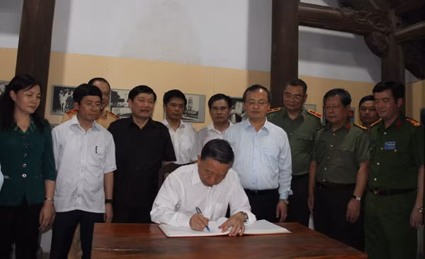 Đồng chí Đại tướng Tô Lâm dâng hương và ghi vào sổ lưu niệm tại nhà thờ bà Hoàng Thị Loan - thân mẫu của Chủ tịch Hồ Chí Minh.