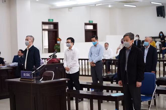 Bị cáo Nguyễn Bắc Son và đồng phạm nghe tuyên án.