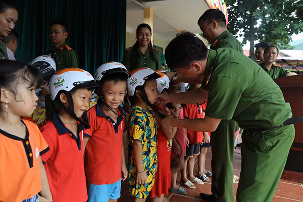 Những chiếc mũ bảo hiểm đạt chuẩn chất lượng được trao cho các em học sinh.