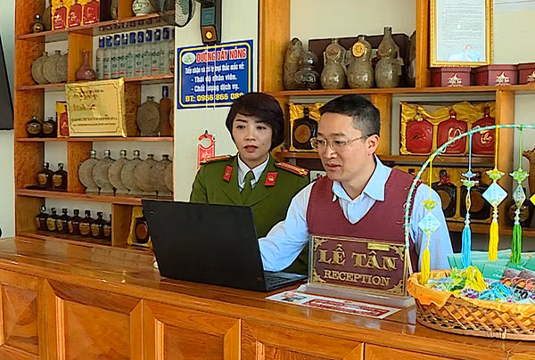 Lực lượng Công an hướng dẫn các cơ sở lưu trú khai báo thông tin hành khách trên hệ thống phần mềm.