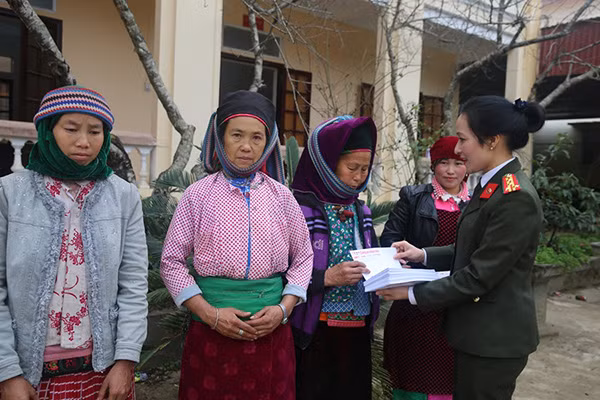 Đại tá Nguyễn Thúy Quỳnh, Phó Cục trưởng Cục Truyền thông CAND, Phó Tổng Biên tập Báo CAND trao quà Tết tới bà con xã Lũng Cú.