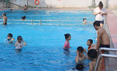 Cha mẹ phải quan sát khi con đi bơi.