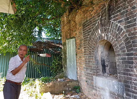 Nhà nghiên cứu Nguyễn Xuân Hoa khảo sát thực địa cửa thành bên trái Đông thành Thủy Quan.