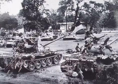 Xe tăng 390 và 843 (hai xe tăng vào đầu tiên) trong sân Dinh Độc Lập, trưa 30/4/1975.
