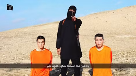 Hai con tin người Nhật Bản xuất hiện trong đoạn video clip của IS. (Ảnh: CNN)