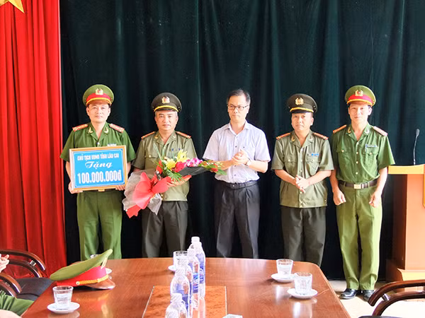 Lãnh đạo UBND tỉnh Lào Cai chúc mừng và trao thưởng đột xuất cho Công an huyện Mường Khương.