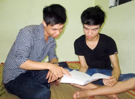 Em Nguyễn Văn Ý (bên phải) trao đổi bài cùng bạn.