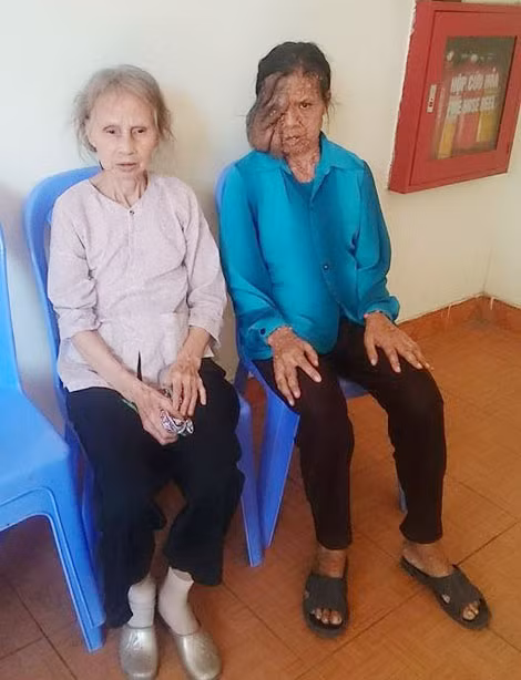 Chị Ngọc và người mẹ già 80 tuổi.