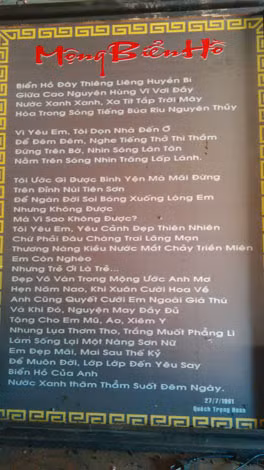 Bài thơ cảm động của ông Hoan tại cửa đền.