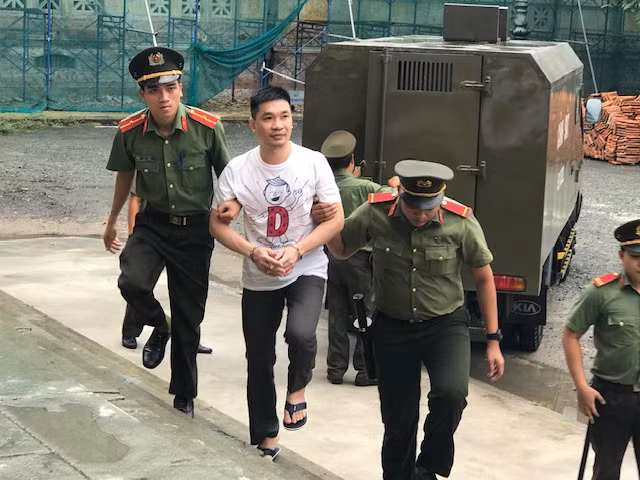Văn Kính Dương bị dẫn giải vào Tòa.