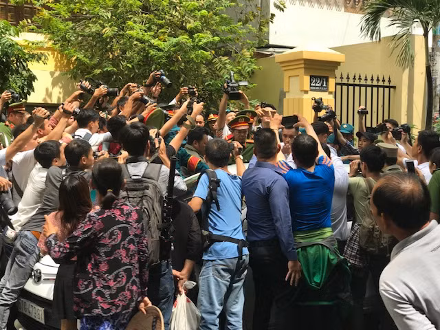 vụ việc thu hút sự quan tâm của dư luận (ông Linh tròng "vòng vây" vủa phóng viên)