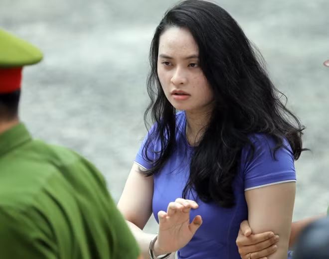 Ngọc Miu buồn rầu rời tòa