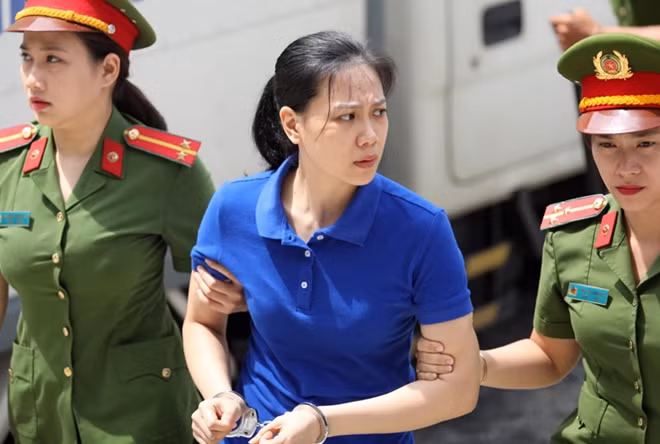 Các bị cáo bị dẫn giải tới phiên tòa.