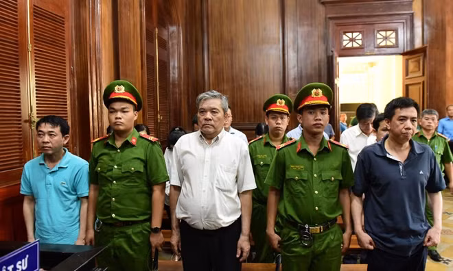 Dược sĩ Phạm Văn Thông,(áo trắng) phải đưa đi cấp cứu tại bệnh viện 115