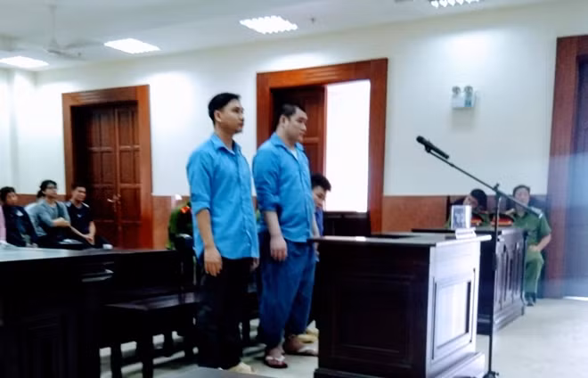 hai bị cáo Tài "mụn" và hùng tại phiên phúc thẩm sáng 5/7