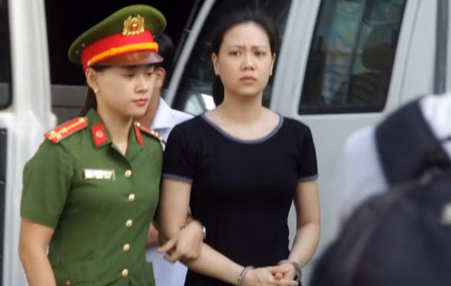 Phạm Thị Thu Huyền, đồng phạm đắc lực của Dương Một đồng phạm của Dương bị dẫn giải ra tòa Hotgirl Ngọc Miu tại tòa