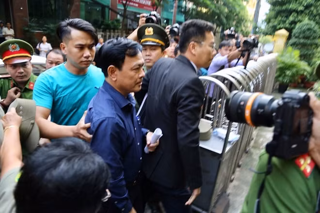 ông Nguyễn Hữu Linh tới tòa